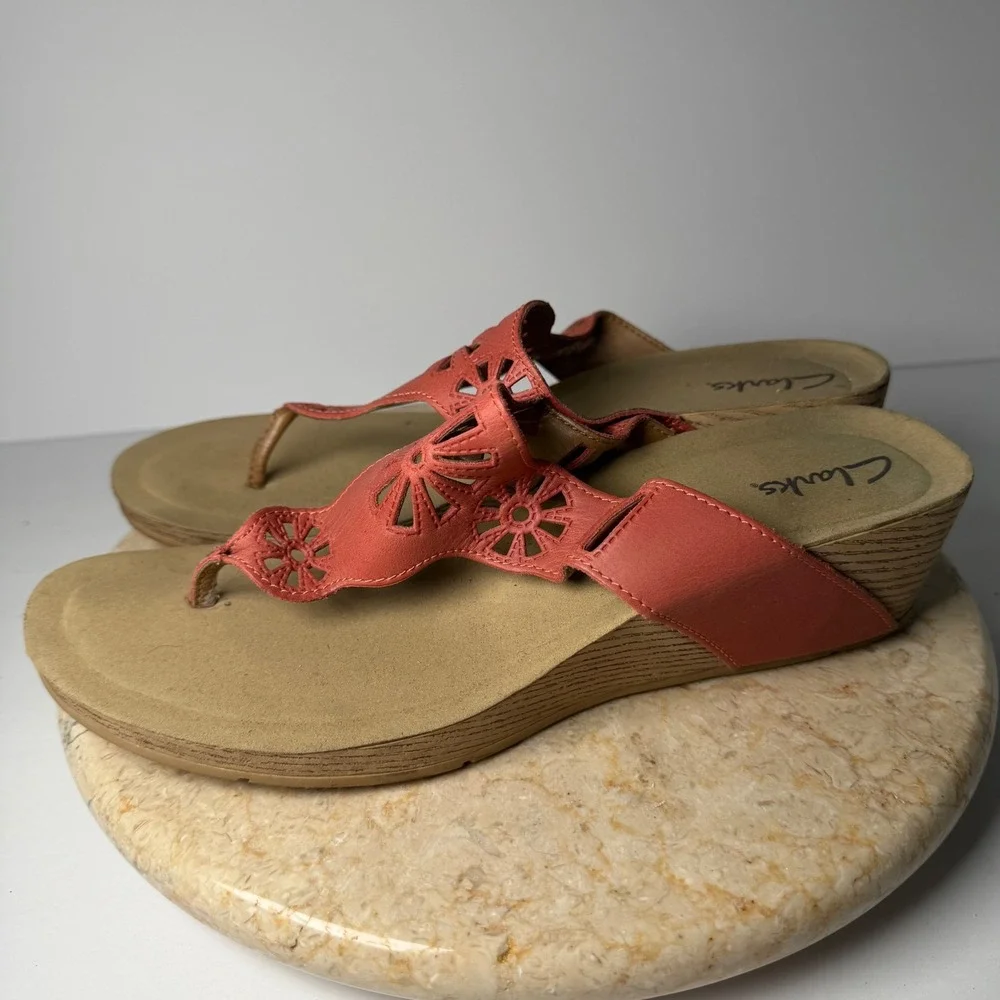 Clarks Wedge Thong Sandals 11M Coral Pink Leather Laser Cut Floral Sunburst Alto
